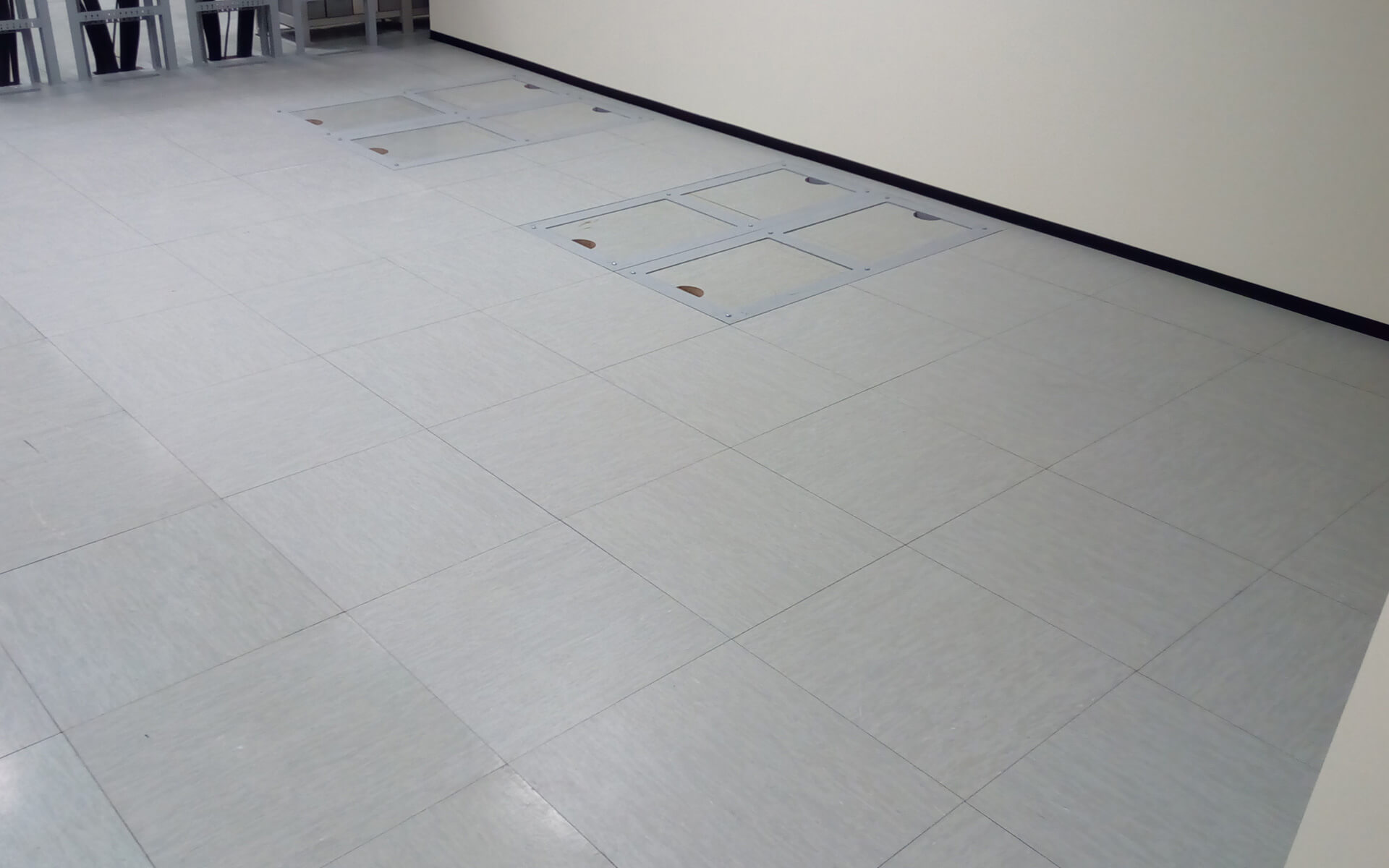 Ψευδοδαπεδο Για Battery Room Με Μεταλλικές Βάσεις