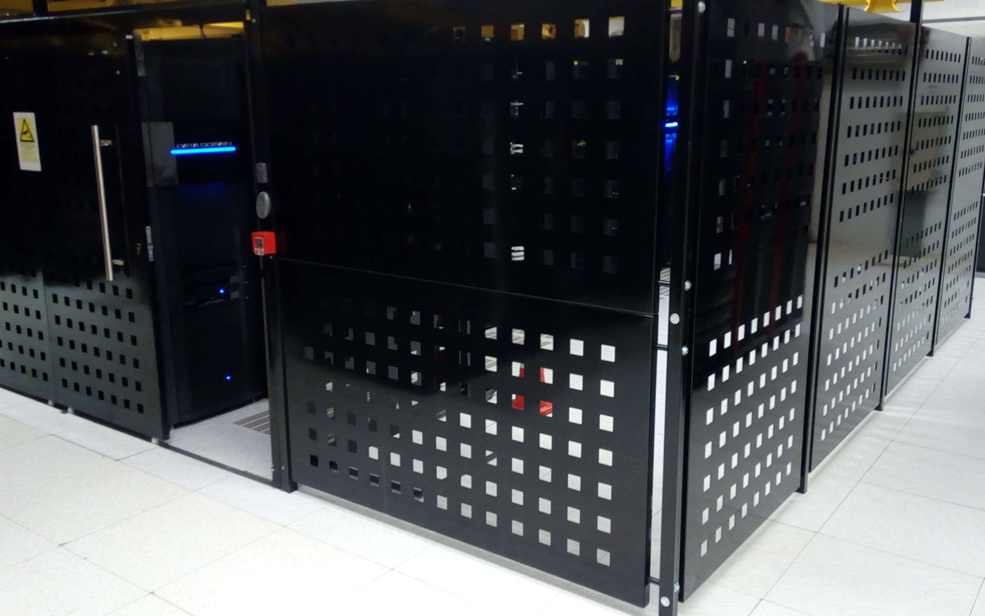 Cage Με Διατρητα Panels