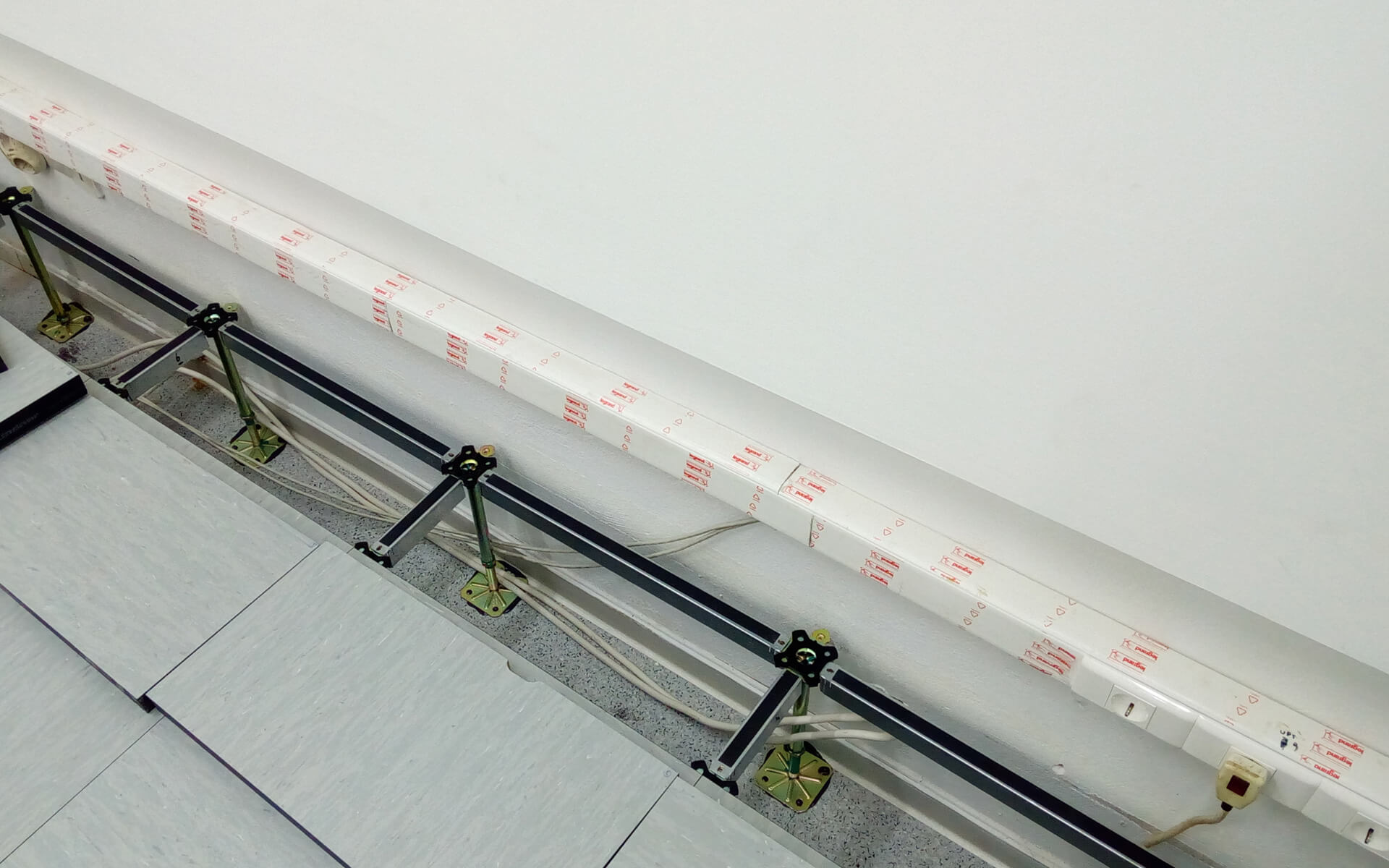 Κατασκευη ψευδοδαπεδου με μεταλλικη ραμπα