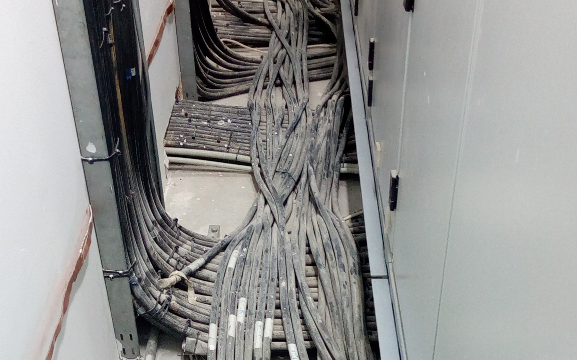 Ψευδοδαπεδο Ειδικη Κατασκευη Για Την Προστασια Καλωδιωσης