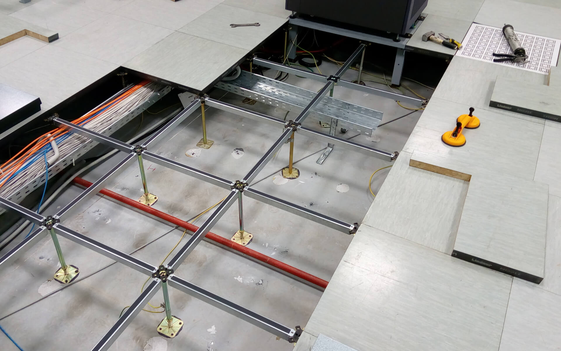 Απεγκατάσταση Racks  Και Επιδιόρθωση Δαπέδου