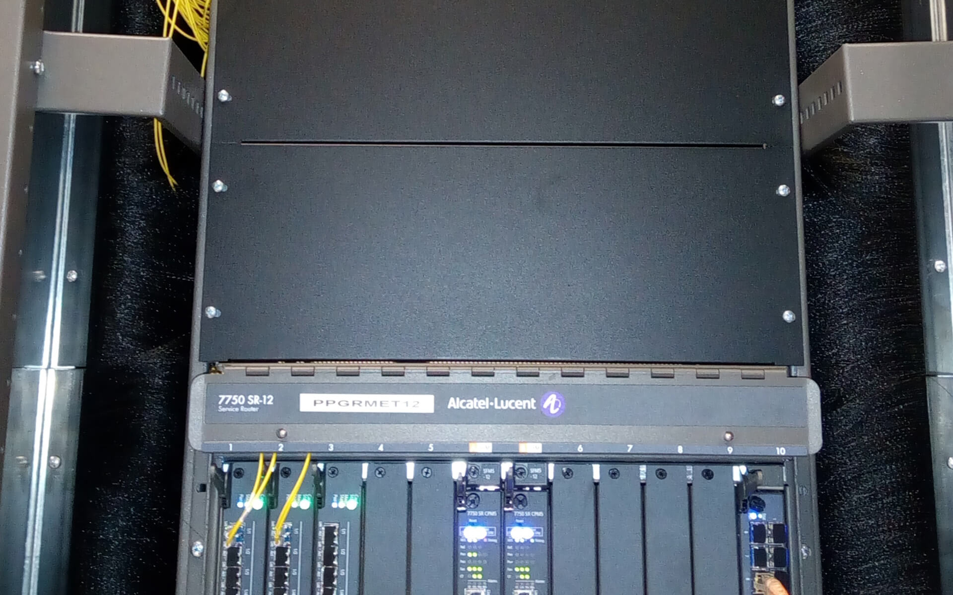 Φραγή Rack Με Blanking Panels Και Ειδικές Κατασκευές Με Βούρτσα